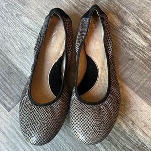 Hush Puppies Ballet Flats Size 9.5